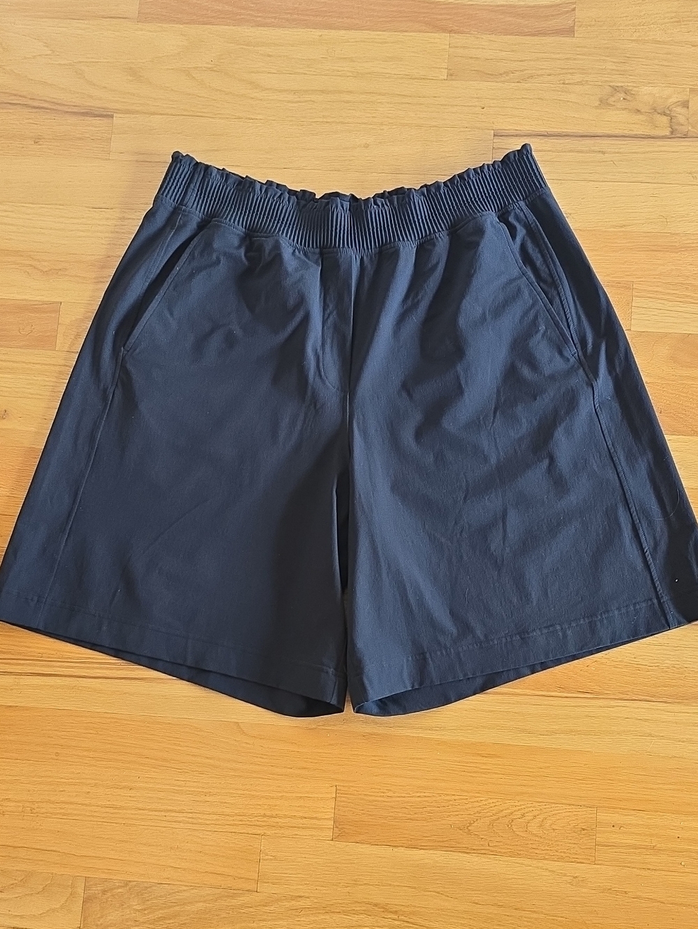 Lululemon Black Ruffle Waist 9" Short- XL